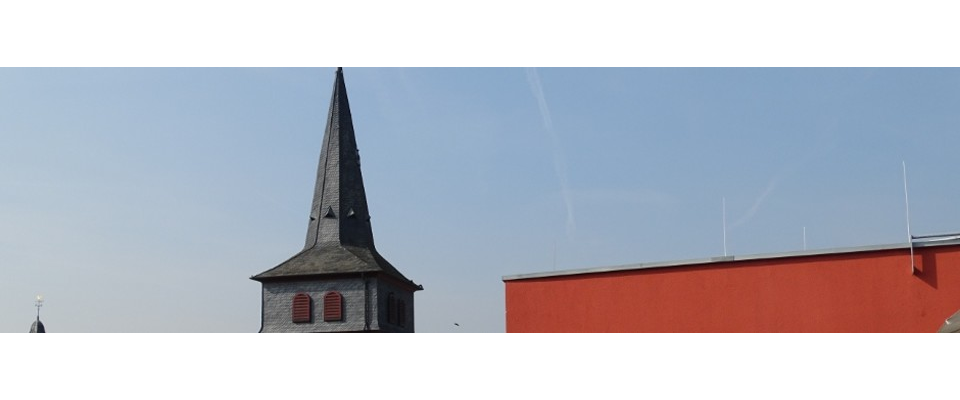 Dach des Erweiterungsbaus des Amtsgericht Waldbröl mit Blick auf Kirchturm
